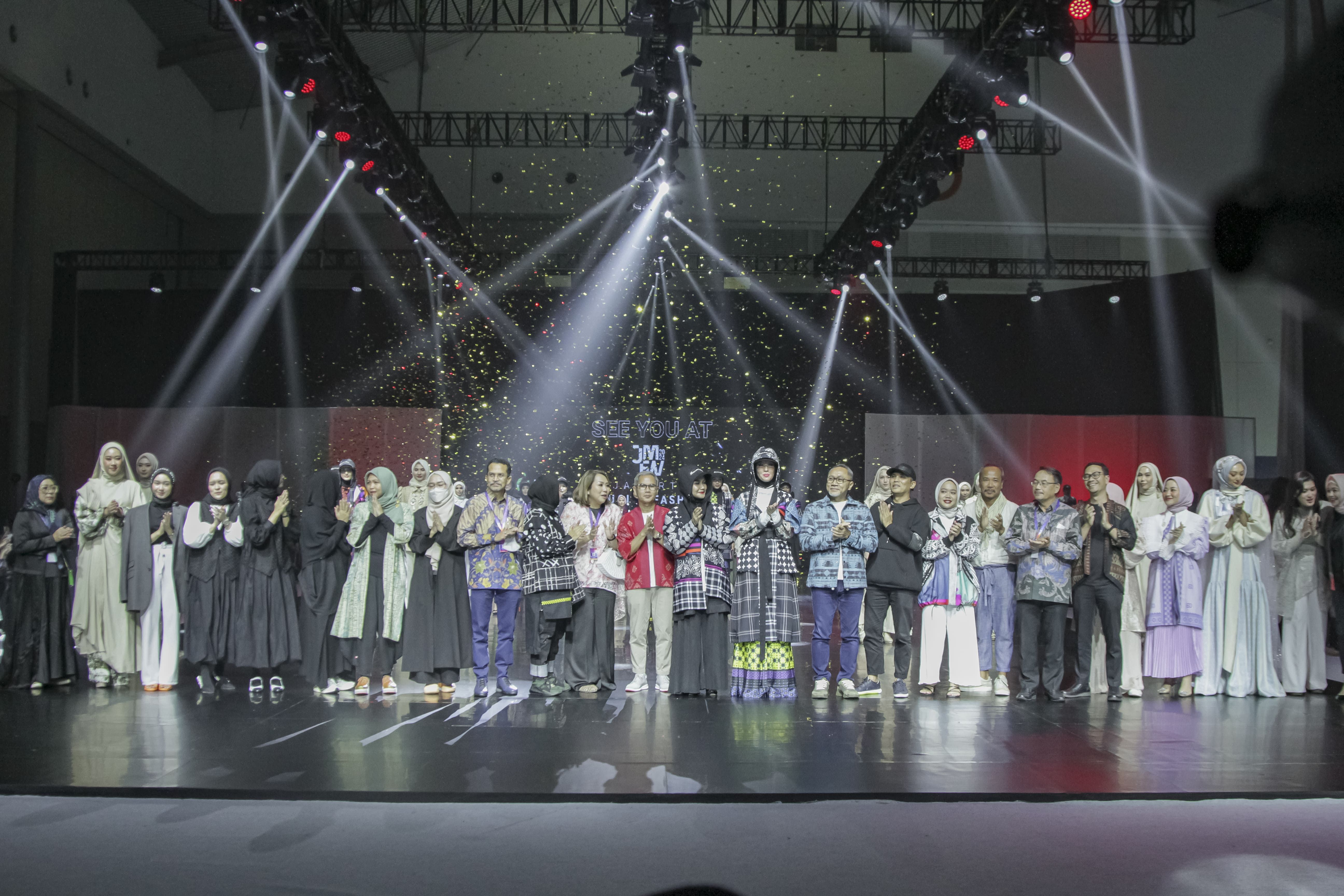 Jakarta Muslim Fashion Week atau JMFW 2023 yang digelar pada 20-22 Oktober 2022 lalu berhasil mencatat transaksi hingga Rp206,6 miliar.