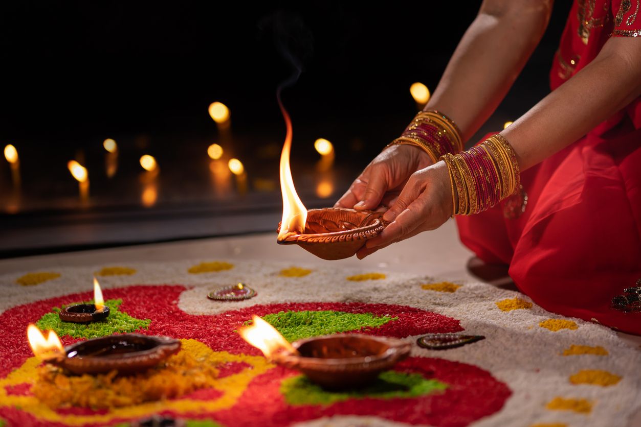 Perayaan Diwali dilaksanakan umat Hindu di India. Apa itu Diwali? Ini dia penjelasannya, Kawan Puan.