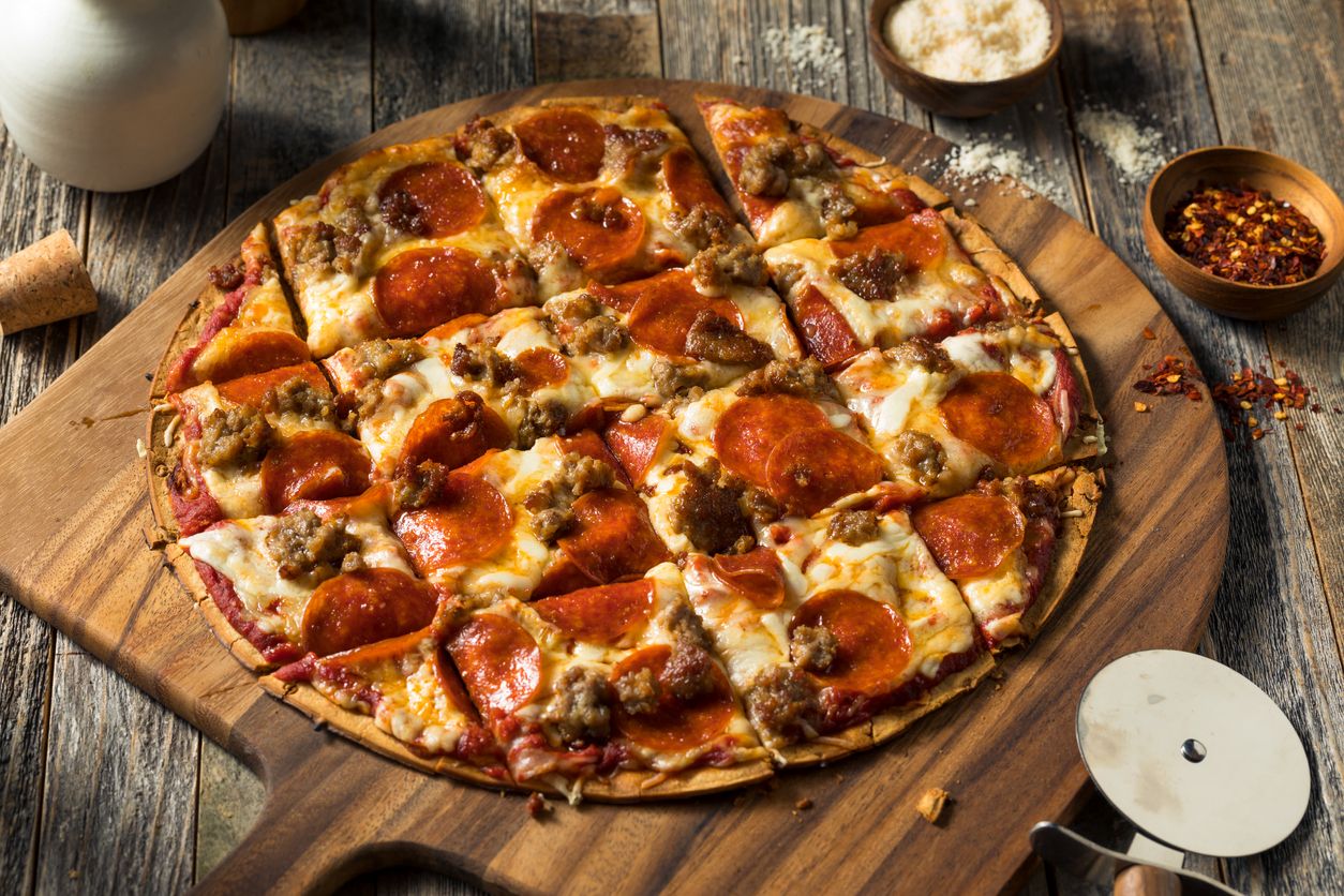 Berikut ini empat perbedaan deep dish pizza dan thin crust pizza, mulai dari ketebalan hingga proses pemanggangan