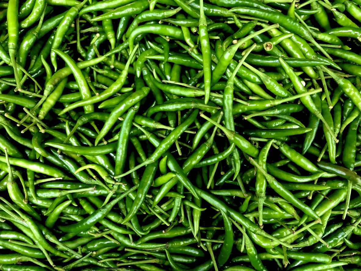 Berikut ini tiga tips mengolah cabai hijau agar aroma langunya hilang dan warna sambal semakin cantik.