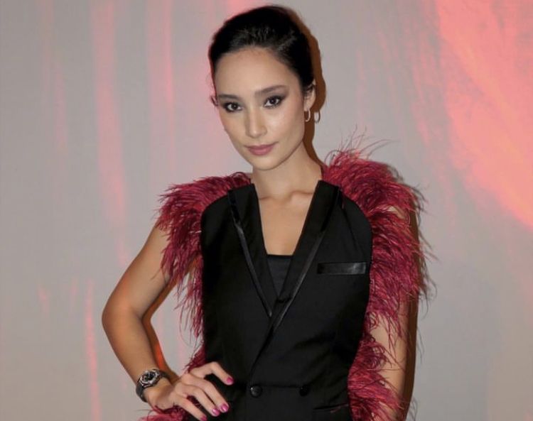 Perankan karakter  Dinda dalam film Perempuan Bergaun Merah, Tatjana Saphira ungkap kesulitannya.
Yuk simak.