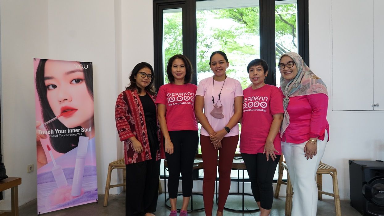 Bulan Oktober ini YOU Beauty turut bergabung memperingati World Breast Cancer Awareness Month dengan memberi USG kanker payudara gratis.