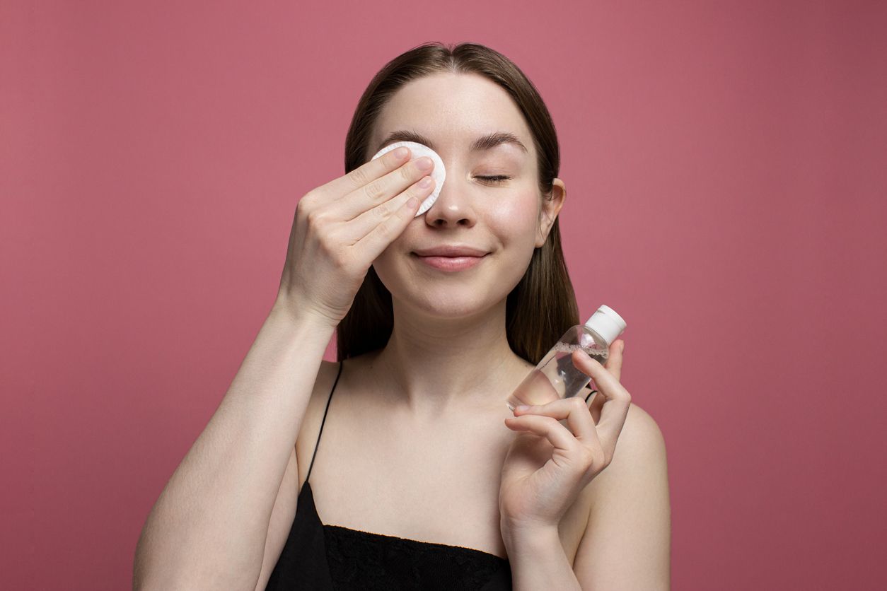 Mampu mengangkat segala jenis kotoran di kulit, simak rekomendasi micellar water di bawah Rp50 ribu berikut ini!