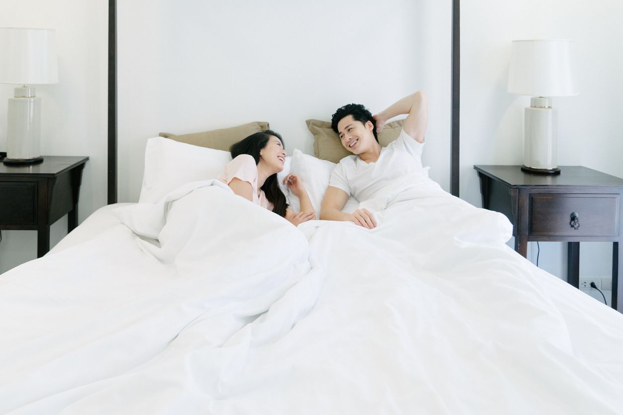 Ada sejumlah kegiatan seru bersama pasangan yang bisa kamu lakukan sebelum tidur, nih. Yuk, simak ulasannya!