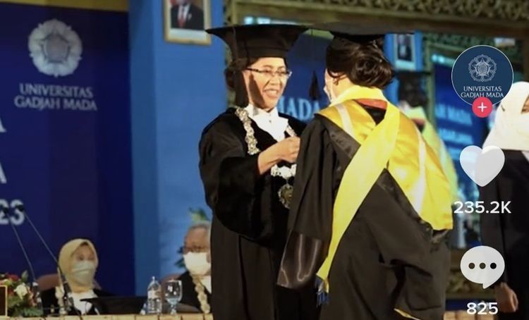 Rektor Universitas Gajah Mada (UGM) Prof. Ova Emilia mewisuda sang putri sulung yang mendapatkan dua gelar dan IPK sempurna.