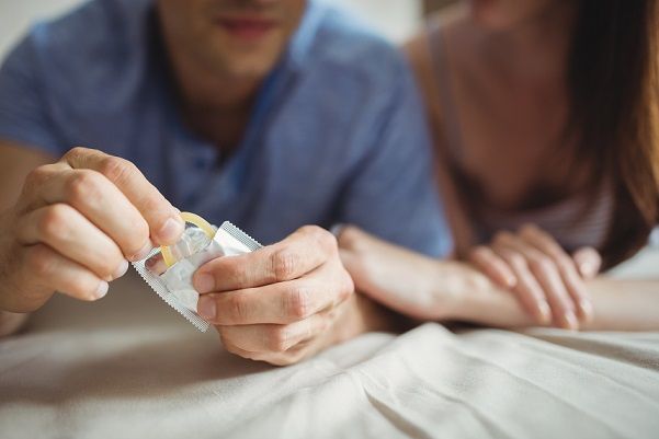 Tak mengurangi kenikmatan bercinta, berikut ini tips menggunakan kondom saat melakukan hubungan suami istri.