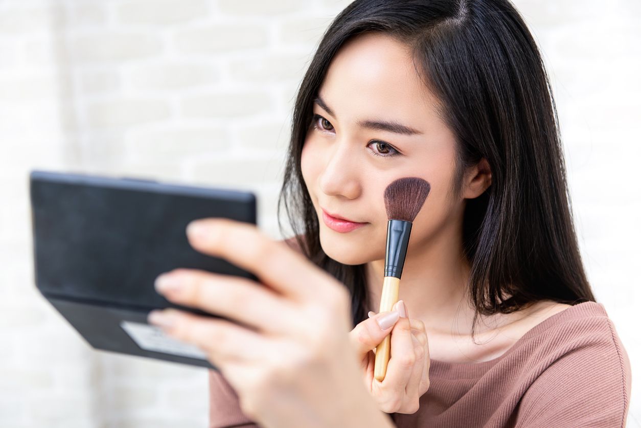 Seberapa penting pemakaian bedak setelah pakai cushion? Simak tips berikut ini untuk membuat tampilan makeup flawless.