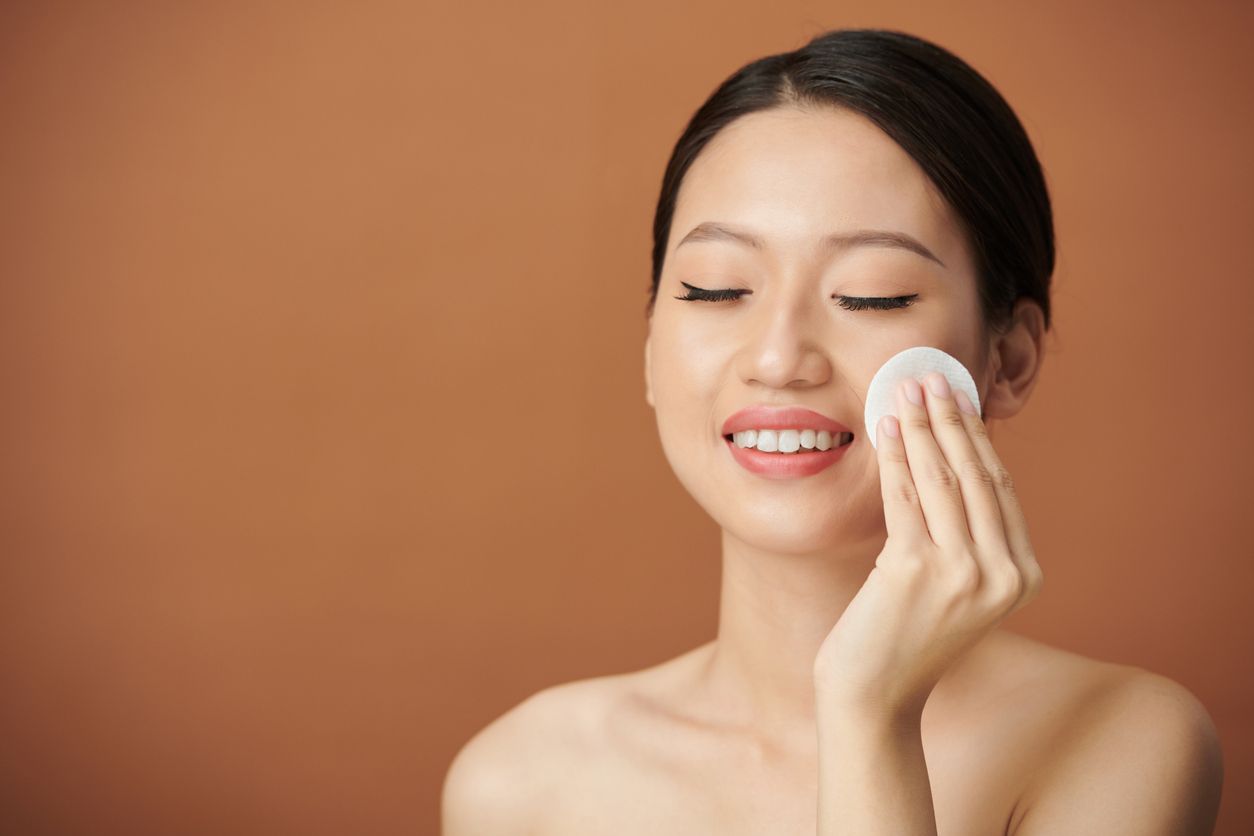 Viral di TikTok cara unik pakai micellar water untuk mempermudah proses membersihkan makeup. Simak selengkapnya!
