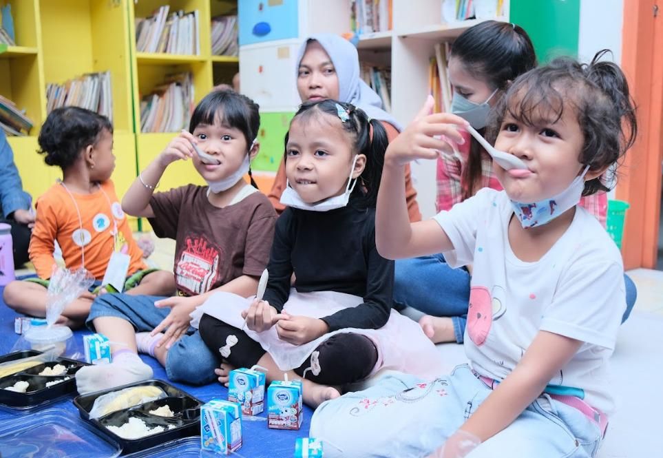 Sarapan yang bergizi seimbang memiliki banyak manfaat bagi tumbuh kembang anak. Biasakan sarapan anak penuh gizi.