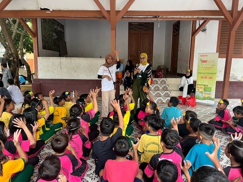 Berikut keseruan Chiki Fawzi dengan anak-anak di Pulau Panggang saat bermain dan belajar bersama. Simak, yuk!