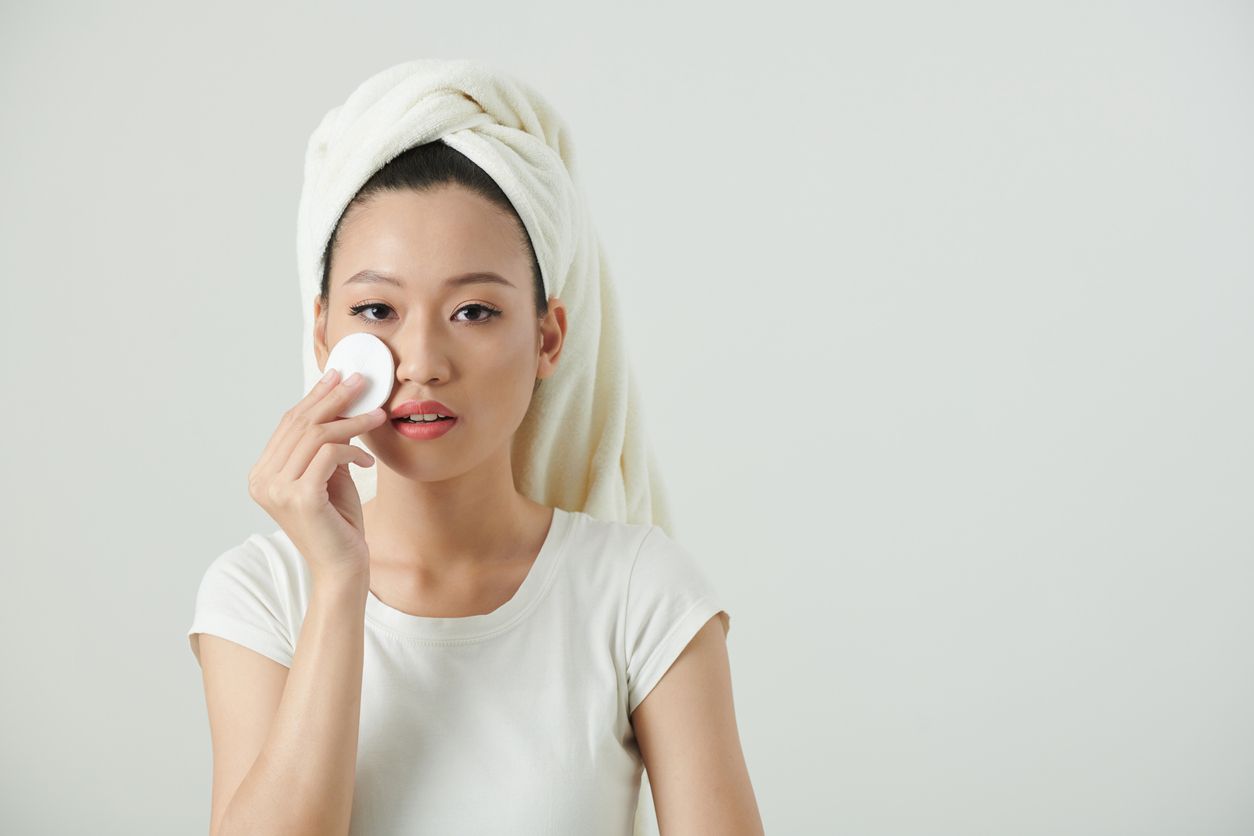 Meski sudah menjadi rutinitas, simak empat kesalahan memakai micellar water yang justru berisiko buruk bagi kulit, salah satunya menyebabkan iritasi.