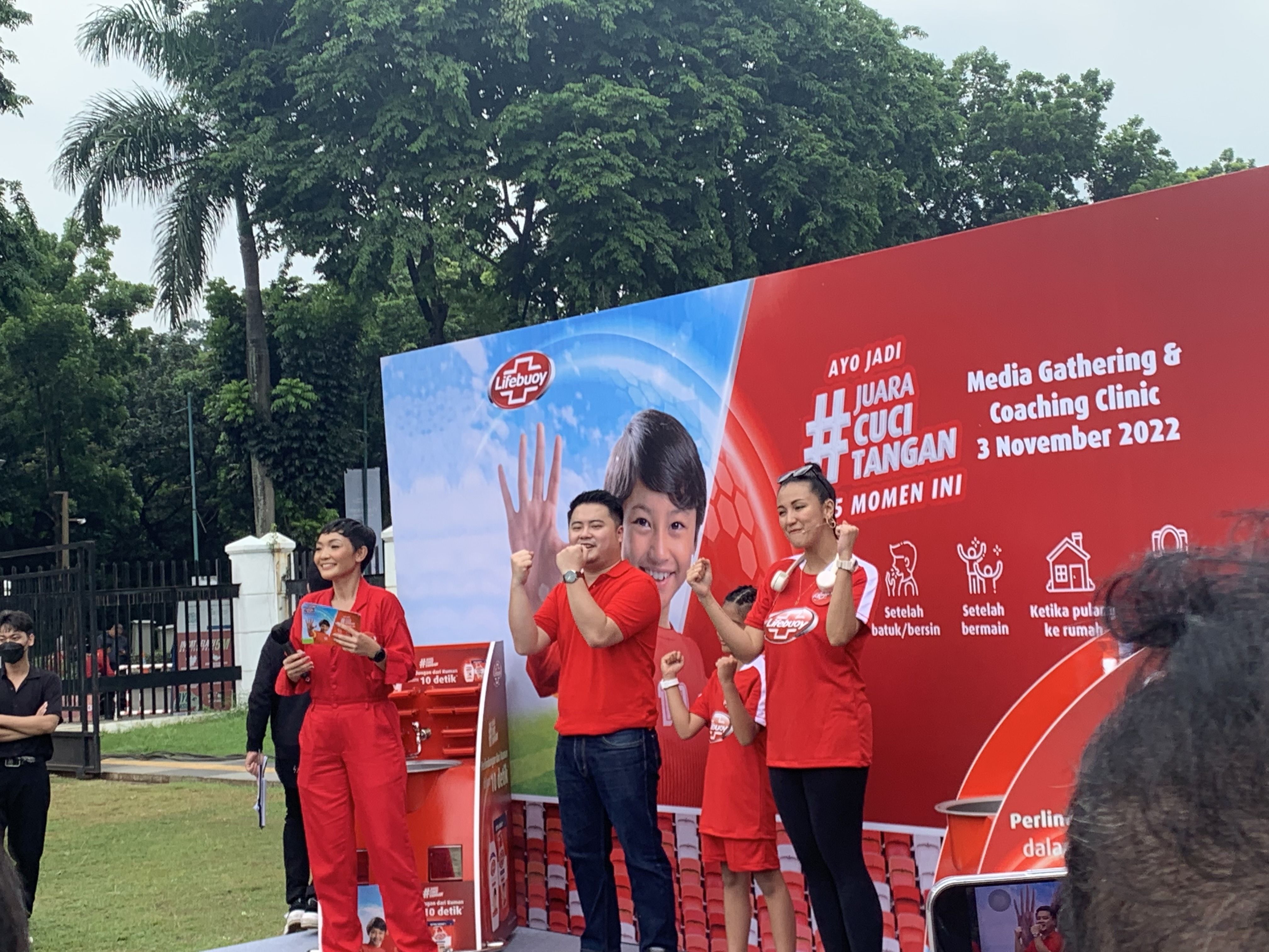 Artis Sharena Delon ungkap cara unik ajarkan anak pentingnya kebersihan tubuh demi menjaga kesehatan di masa pandemi Covid-19.