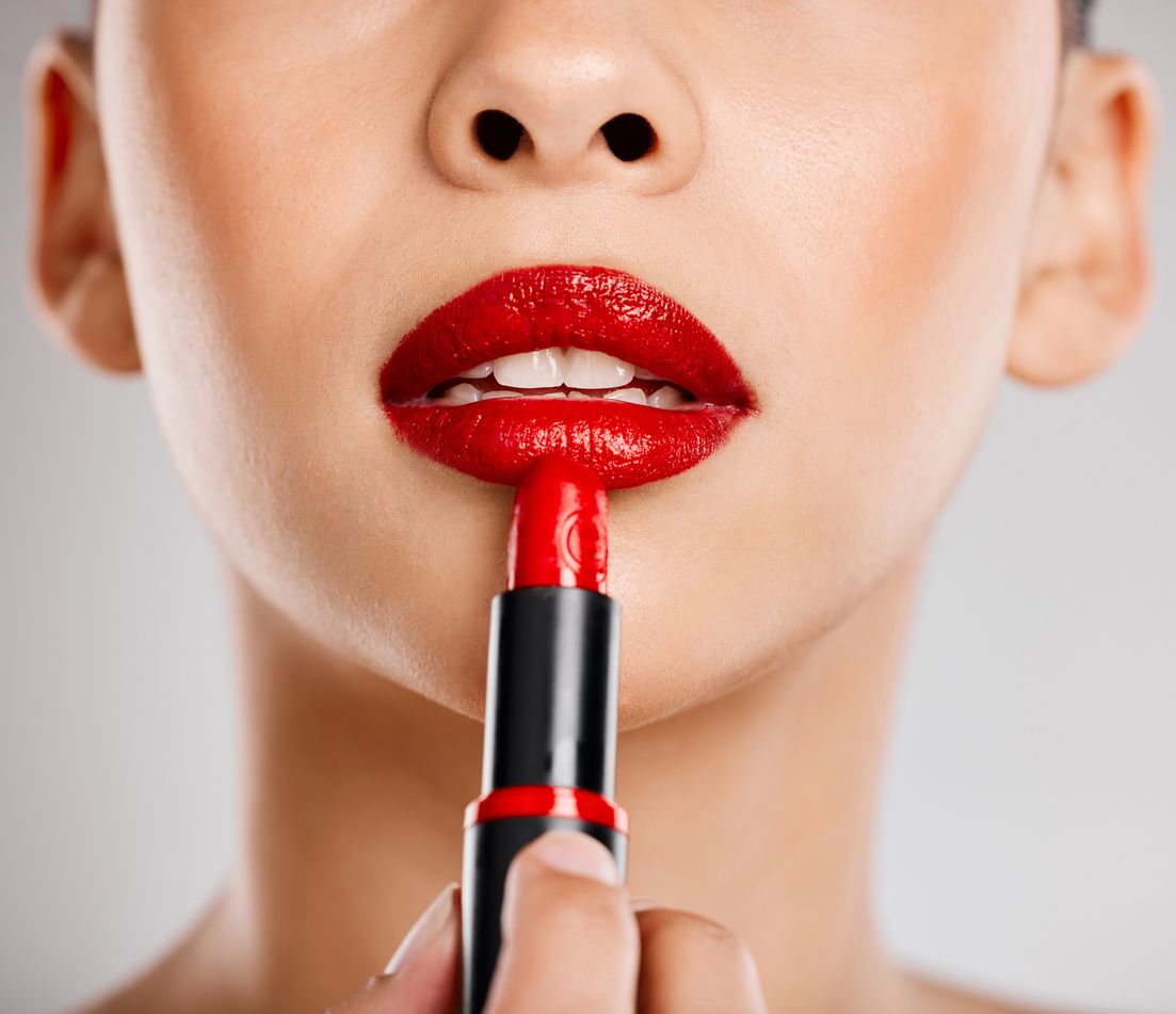 Untuk riasan bibir yang cantik, penting untuk menghindari kesalahan-kesalahan tertentu saat pakai lipstik.