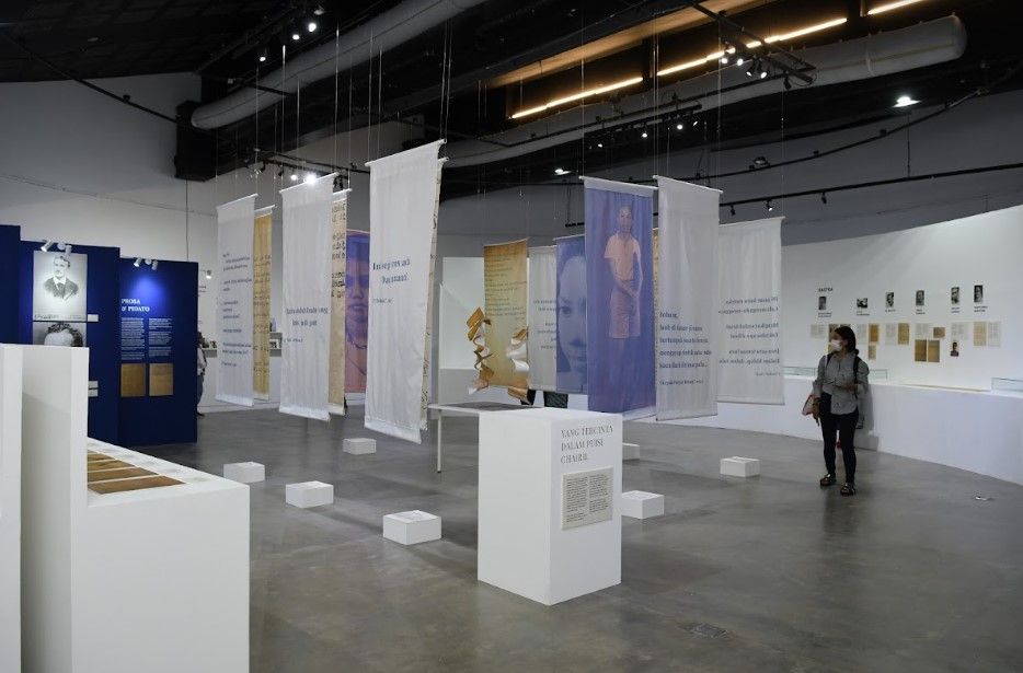 Pencinta puisi, yuk kunjungi pameran seratus tahun Chairil Anwar di Galeri Salihara yang dibuka hingga 4 Desember 2022. 