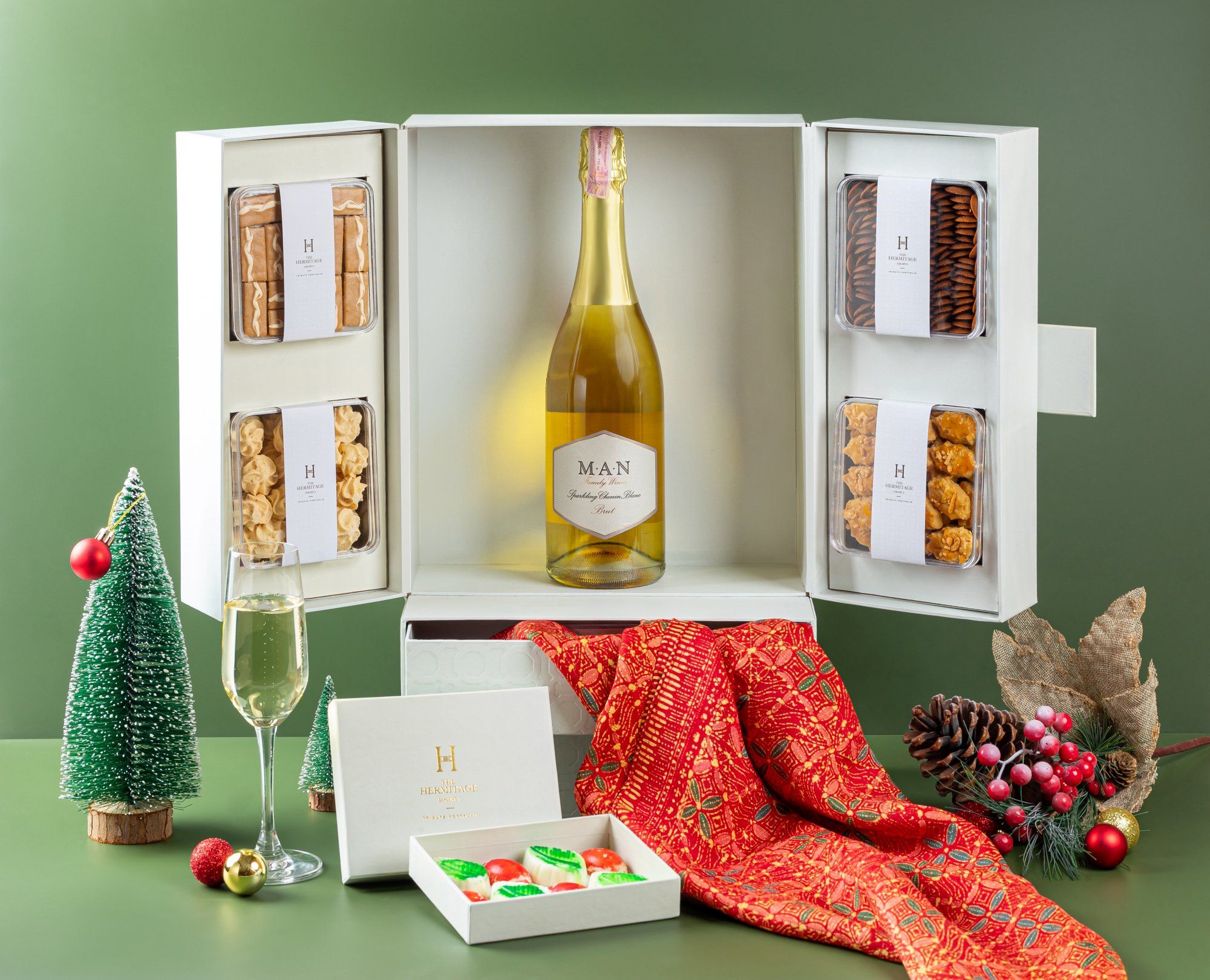 The Hermitage berkolaborasi dengan BINhouse sediakan hampers premium yang spesial. Yaitu dengan menghadirkan syal batik motif jawung yang indah.