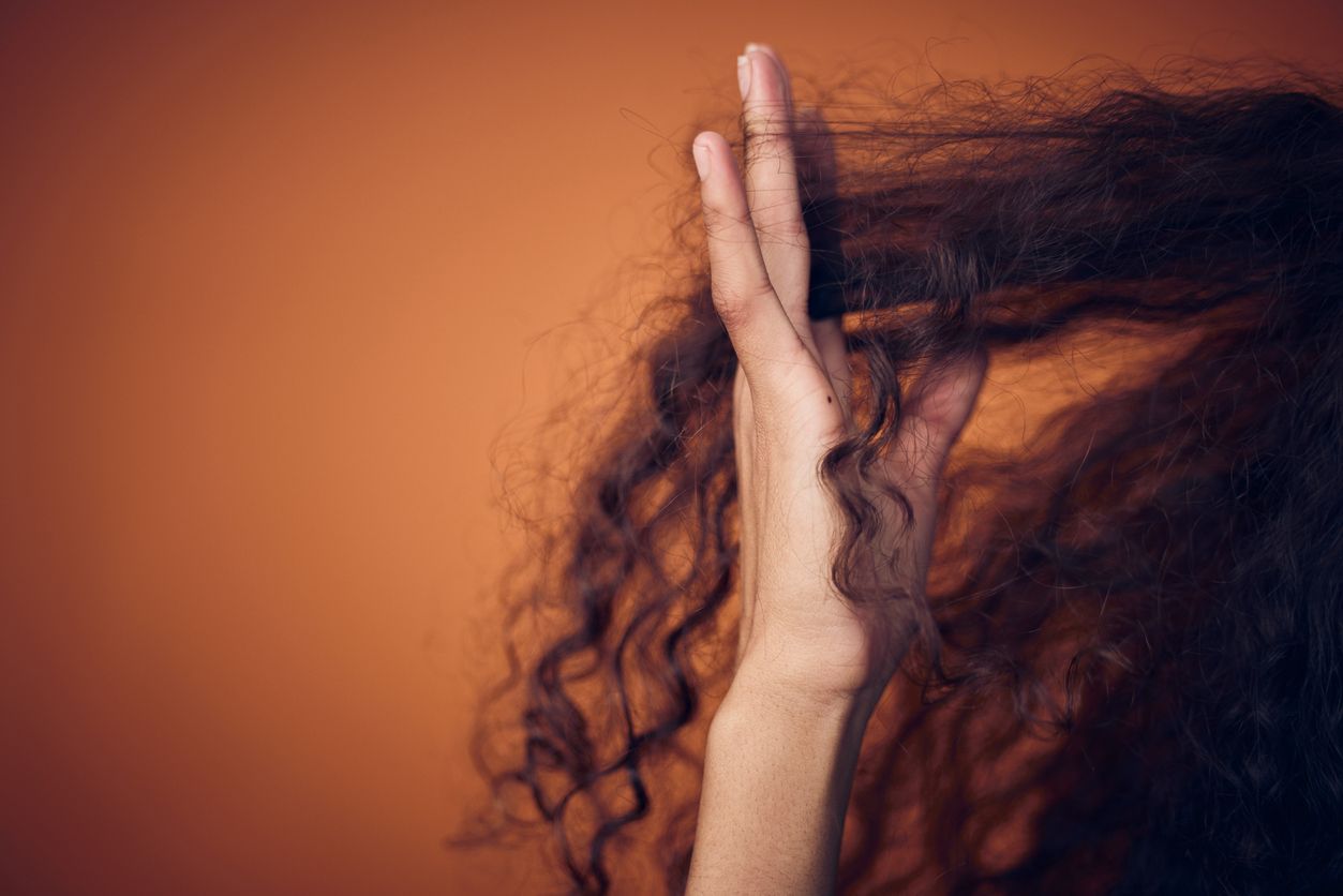 Berikut ini tiga alasan yang menjadi penyebab kenapa rambut keriting itu mudah kering, simak ulasannya