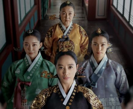 Tayang nanti nanti malam, Minggu (6/11/20220), berikut ini Preview drakor Under The Queen's Umbrella episode 8.