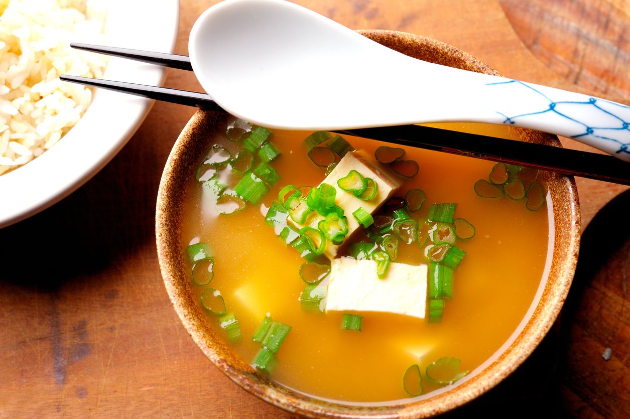 Berikut ini tiga rekomendasi makanan yang cocok bagi pemilik wajah berjerawat agar kulitnya jadi glowing, salah satunya sup miso.