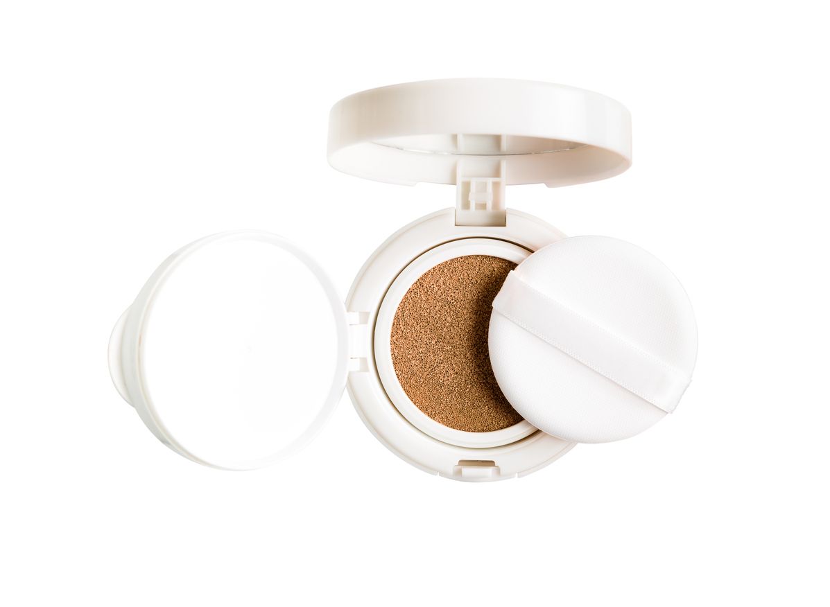 Berikut ini manfaat menggunakan cushion foundation, salah satunya lebih menghemat waktu saat merias wajah