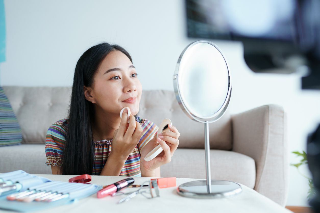Yuk ketahui berbagai istilah makeup yang sering diucapkan oleh beauty vlogger berikut ini. Ada ashy hingga buildable!