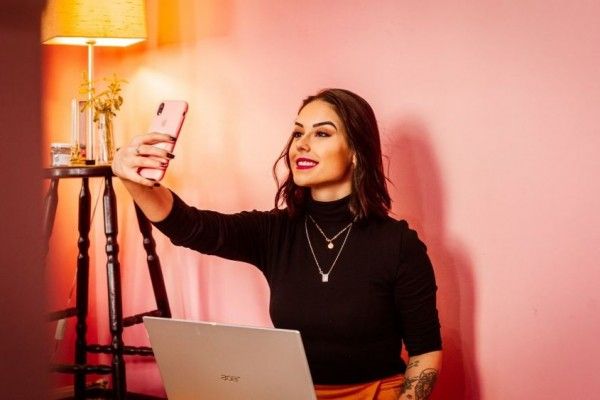 Personal branding adalah proses membangun citra dan identitas, termasuk dalam bisnis. Ini pentingnya personal branding dalam bisnis.