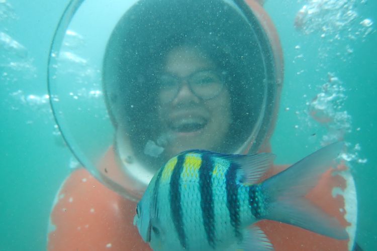 Simak itinerary liburan sehari di Kuta, Bali. Kamu bisa mencoba sea walking di Tanjung Benoa dan melihat ikan-ikan di laut!