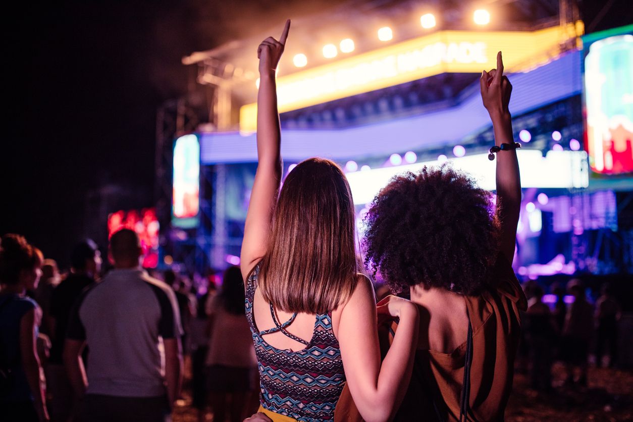 Ingin tetap irit, berikut ini tips hemat bepergian ke luar kota untuk nonton konser musik dari musisi favorit Kawan Puan!