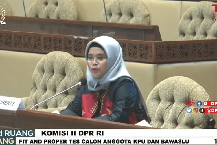 Mengenal lebih dalam sosok Lolly Suhenty, satu-satunya perempuan yang terpilih menjadi anggota Bawaslu RI!