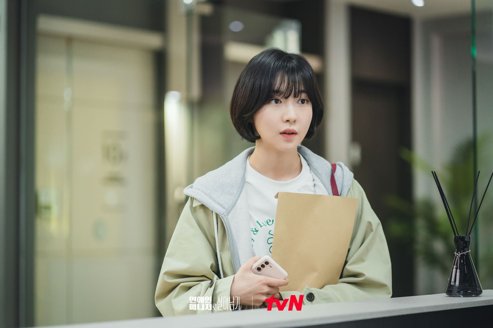 Karakter perempuan Joo Hyun Young di drakor Behind Every Star yang tayang di Netflix.