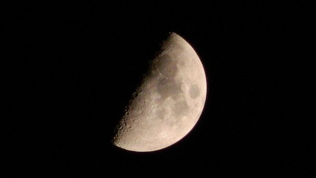 Menjawab pertanyaan jam berapa gerhana bulan total 8 November 2022 di Indonesia, ini dia waktu terjadinya puncak gerhana di daerah-daerah Indonesia.