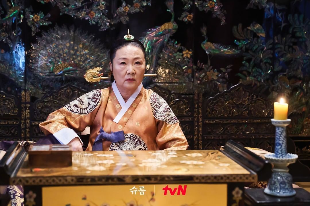 5 rekomendasi drakor Kim Hae Sook, aktris senior yang memerankan karakter perempuan Ibu Suri di drama Under The Queen's Umbrella.