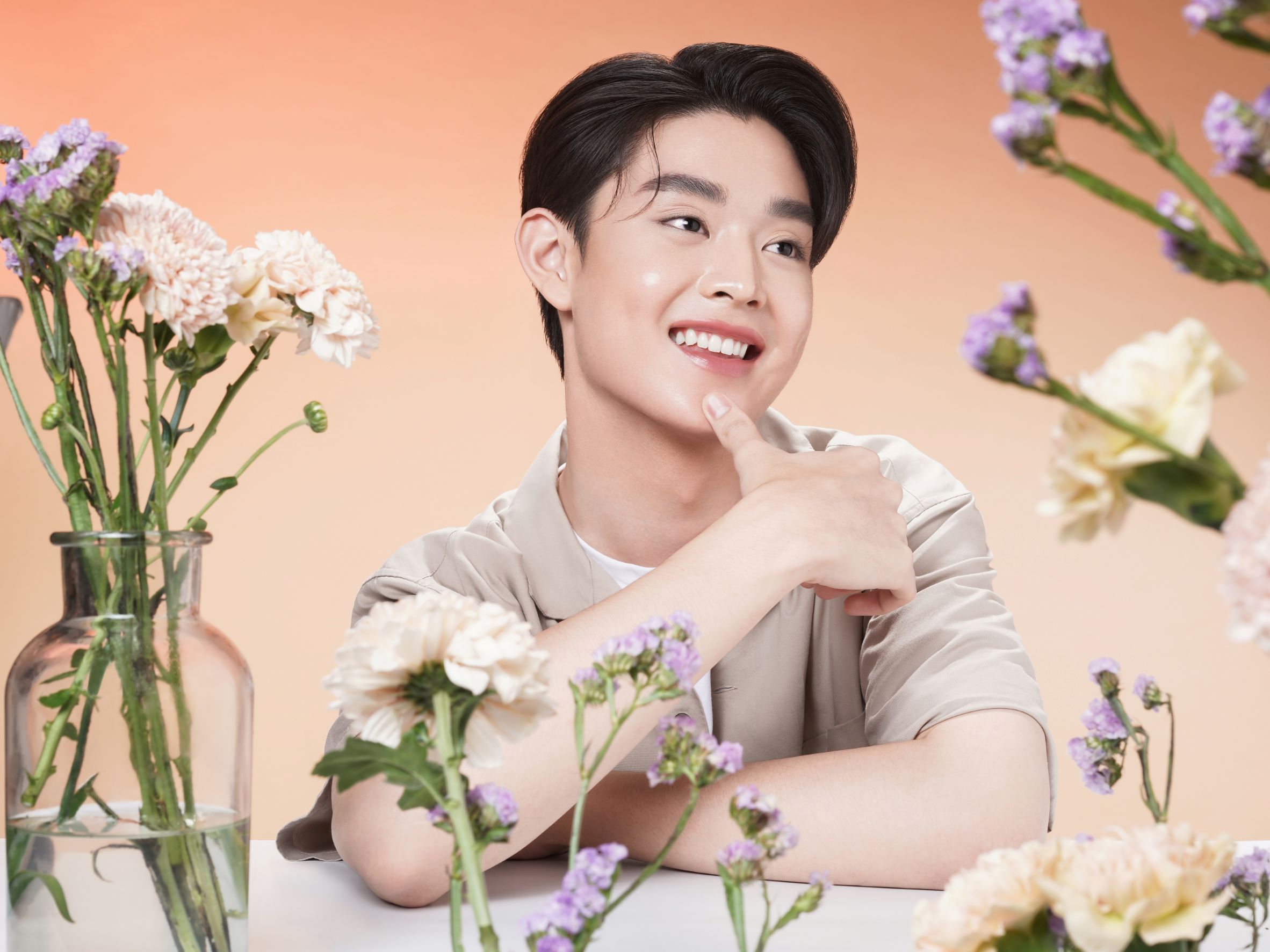 Mengusung konsep genderless beauty, barenbliss memilih Gabriel Prince sebagai Makeup Muse. Simak ulasan selengkapnya!