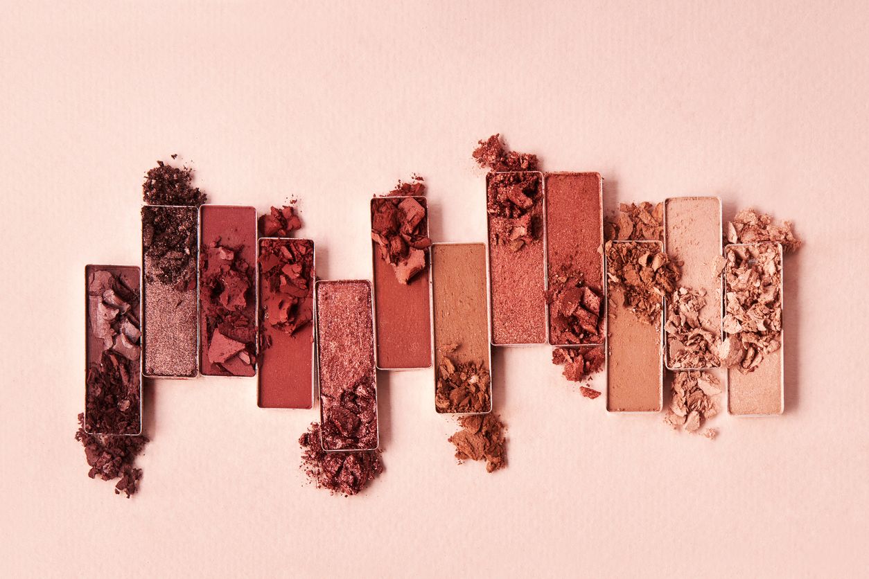 Ini rekomendasi eyeshadow dari brand lokal berkualitas yang berpigmentasi tinggi dan mudah dibaurkan. 