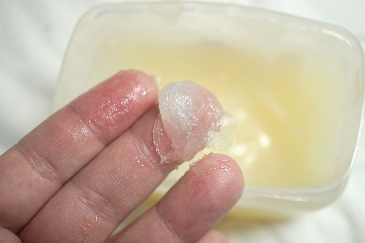 Berikut ini lima manfaat menggunakan petroleum jelly untuk berbagai kondisi di kulit, simak selengkapnya ya