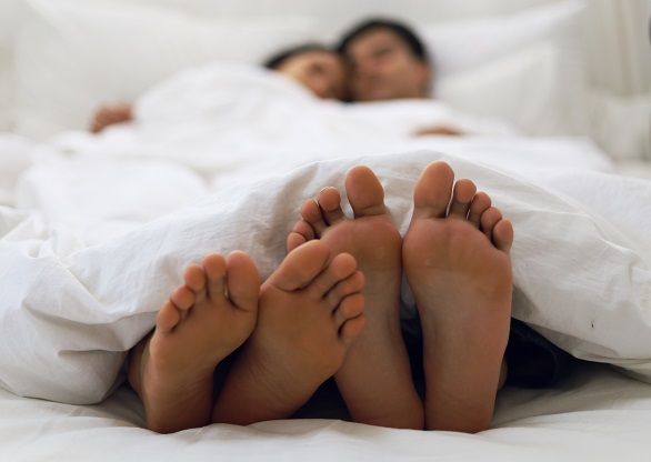 Begini mengkomunikasikan dengan pasangan jika hubungan suami istri tidak membuatmu orgasme. Bagaimana langkahnya?