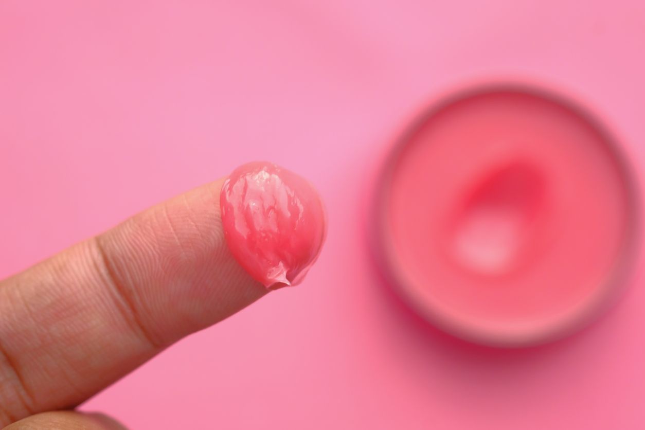 Petroleum jelly atau Vaseline terkenal akan manfaatnya untuk kecantikan. Ini cara memakainya untuk rambut hingga bulu mata.