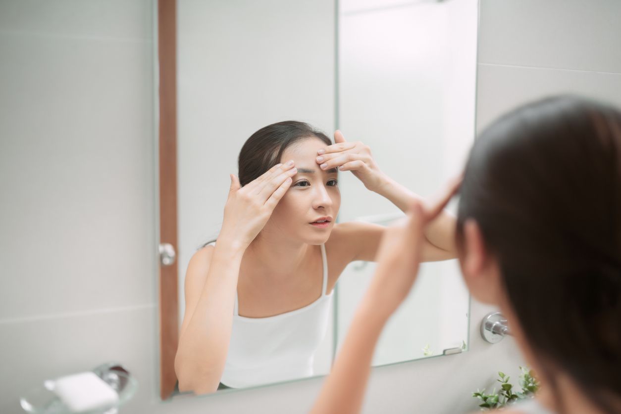 Agar selalu tampil dengan kulit kencang, simak tips menjaga elastisitas kulit agar tetap terlihat awet muda. 