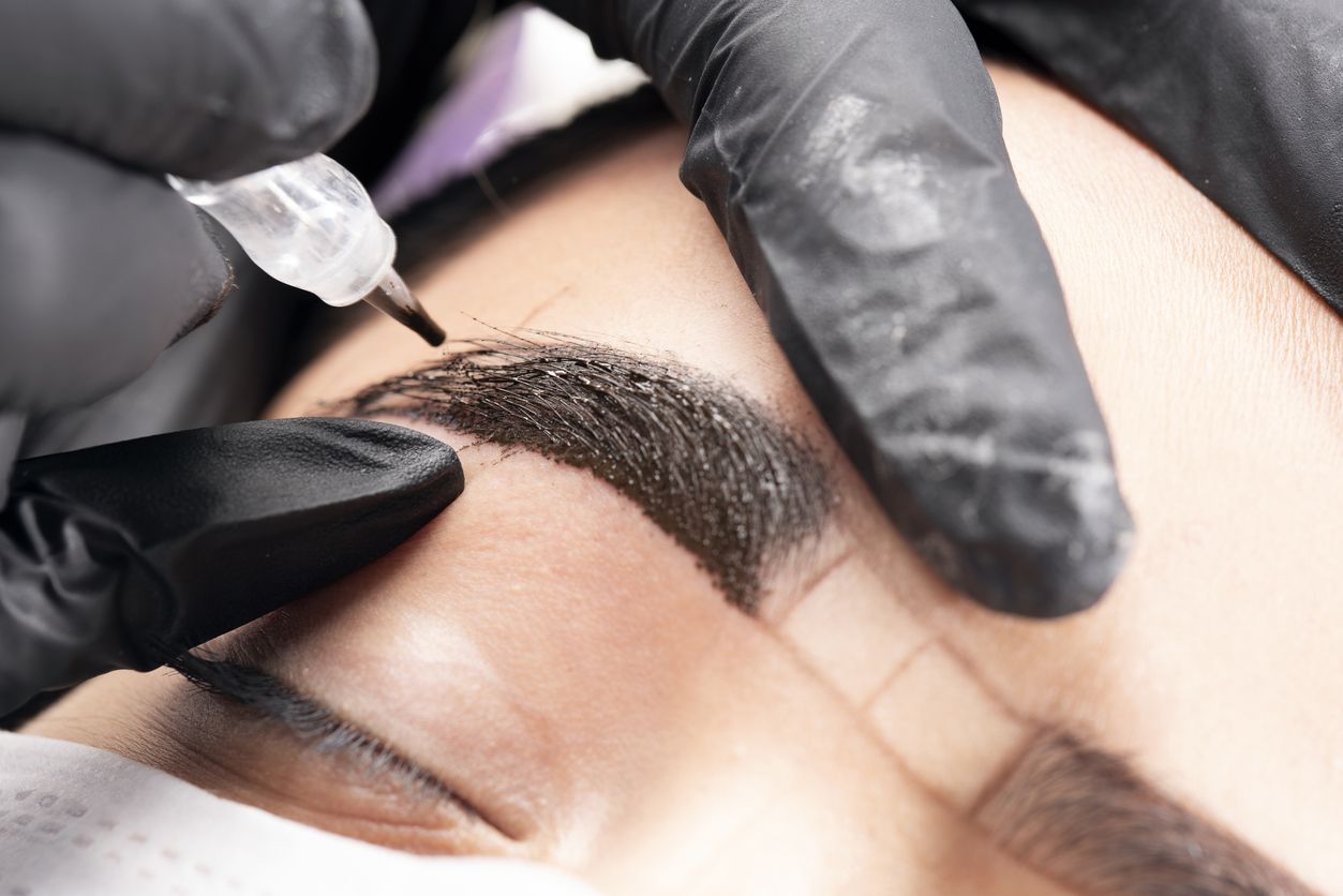 Di tengah ketidakpastian kondisi ekonomi, usaha di bidang make up semipermanen seperti sulam alis punya potensi baik.
