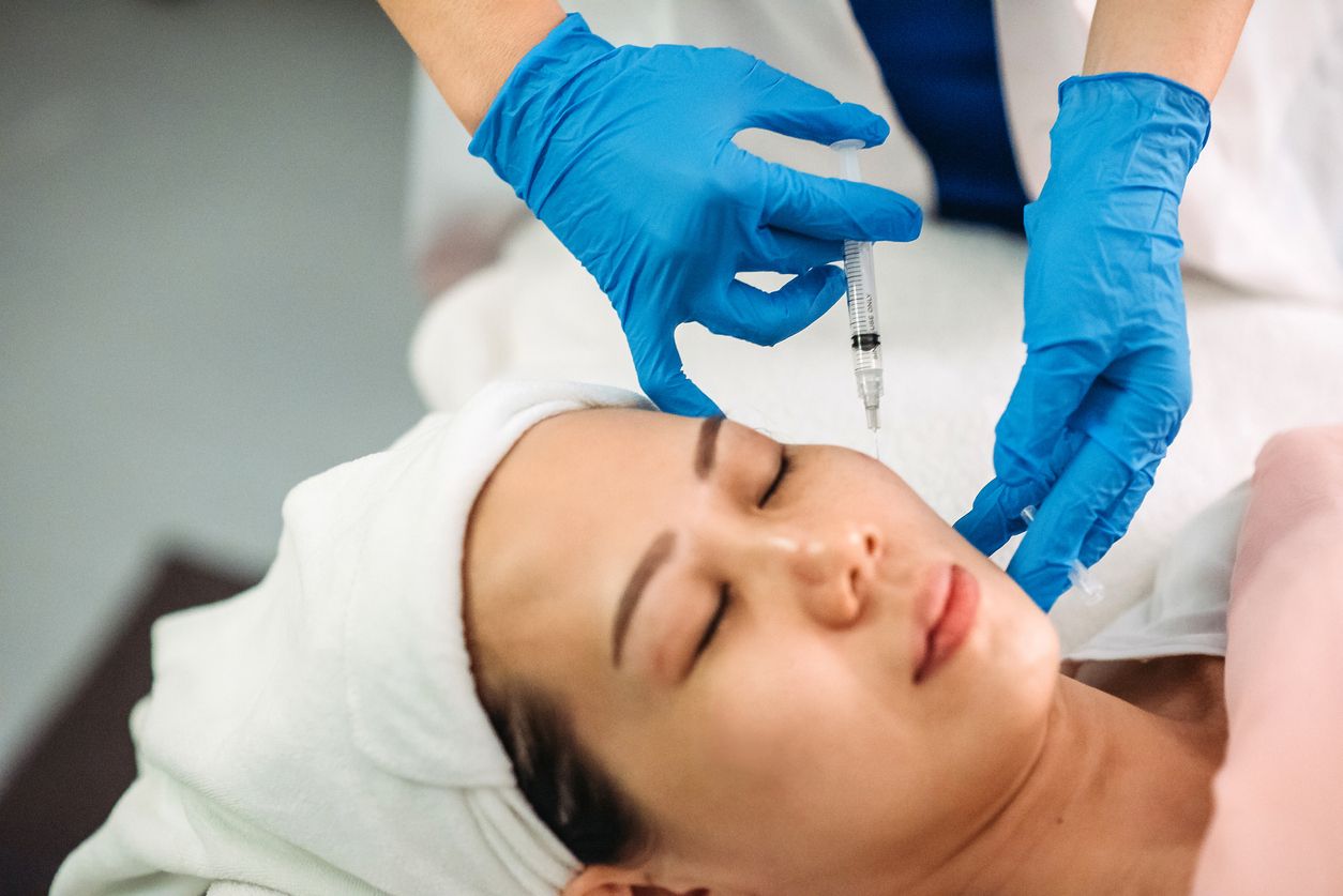 Berikut ini berbagai efek samping suntik botox, mulai kemerahan pada kulit hingga nyeri pada area yang terkena suntikan.