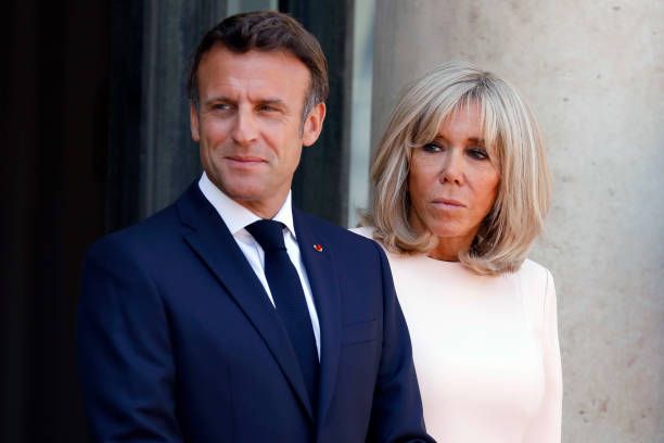 Emmanuel Macron viral setelah jalan kaki di Bali, ini profil sang istri Brigitte Macron yang terpaut usia 24 tahun dengan sang presiden.