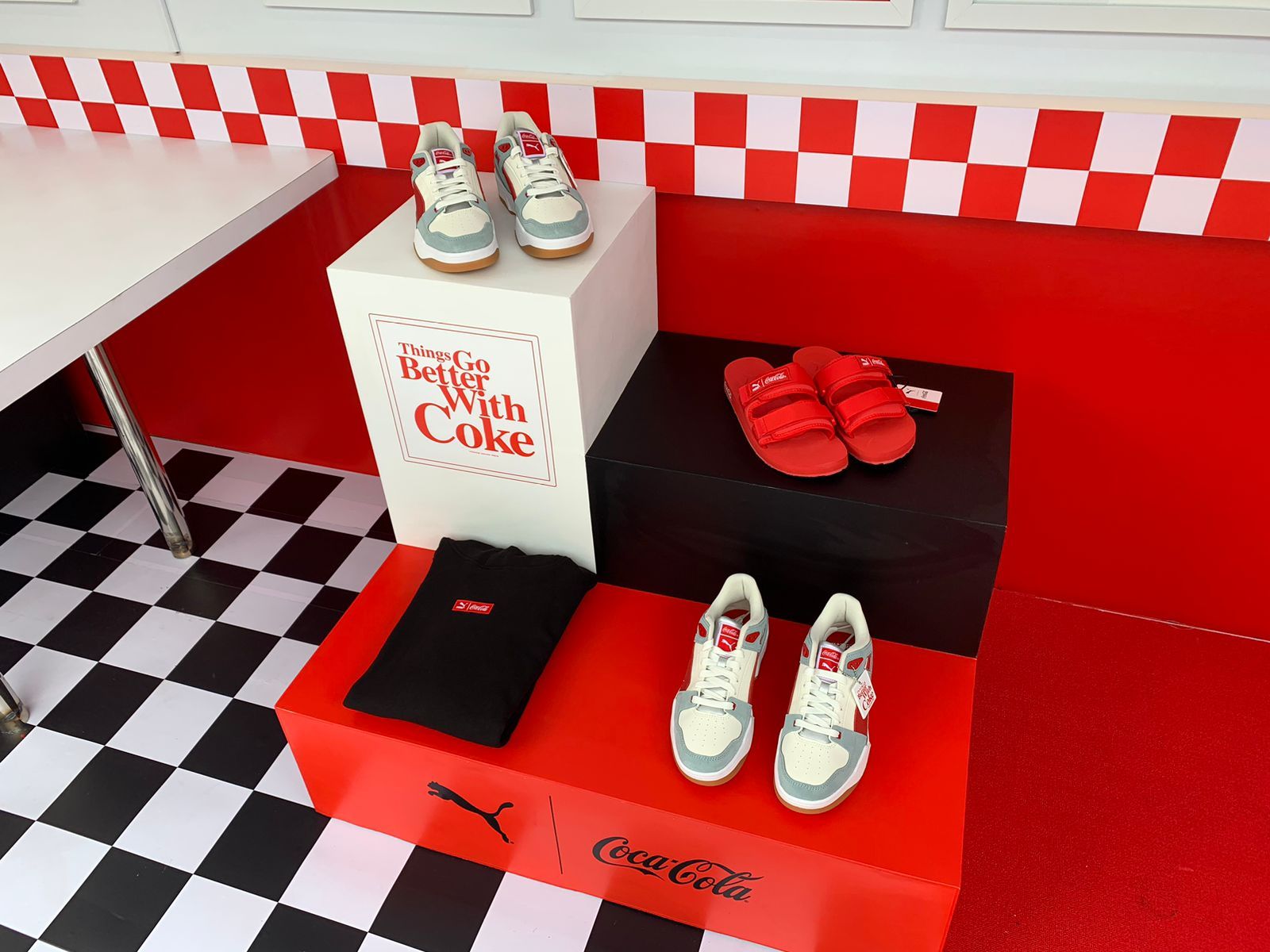 PUMA dan Coca-Cola keluarkan kolaborasi outift dari hoodie, celana pendek, sepatu, dan sandal, simak fakta selengkapnya.