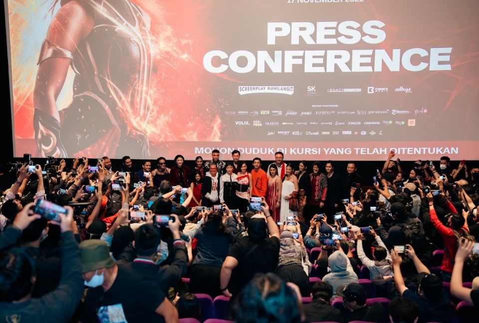 Film Sri Asih siap tayang di bioskop Indonesia mulai 17 November 2022, hadirkan kisah superhero perempuan pertama negara ini.