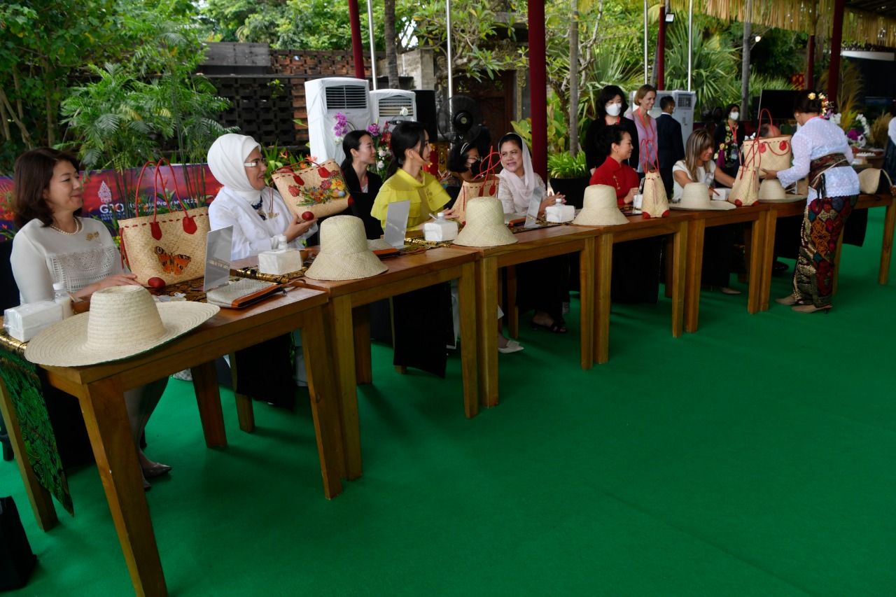 Para pendamping pemimpin negara anggota G20 belajar krwasi tas dan topi dari daun lontar dalam Spouse Program KTT G20.