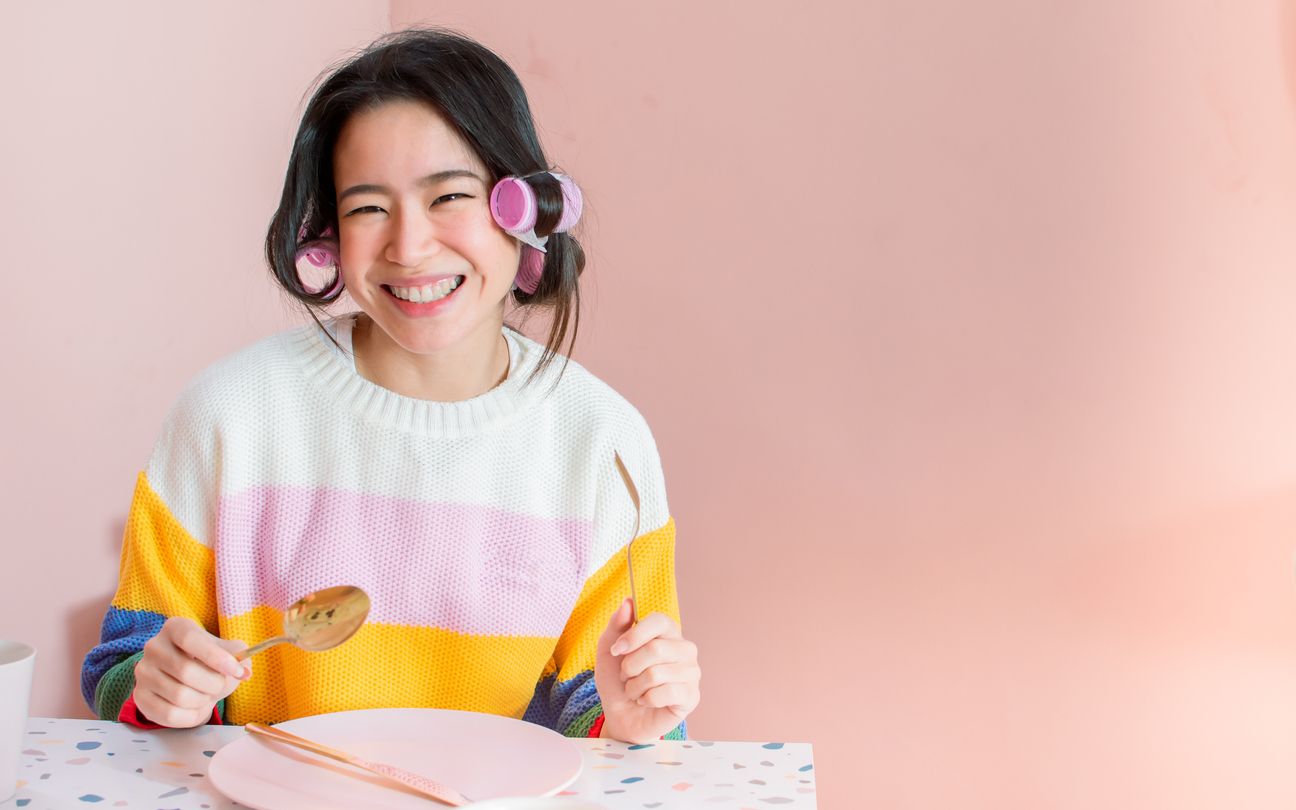 Tren penataan rambut heatless curl sukses mencuri perhatian, simak cara membuat heatless curl sesuai jenis rambut. 
