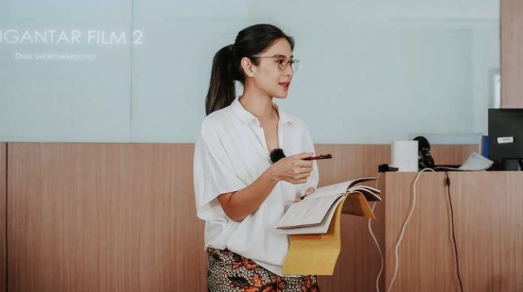 Aktris Dian Sastrowardoyo membagikan pengalamannya menjadi dosen Vokasi UI. Akui tak pelit nilai untuk mahasiswa.