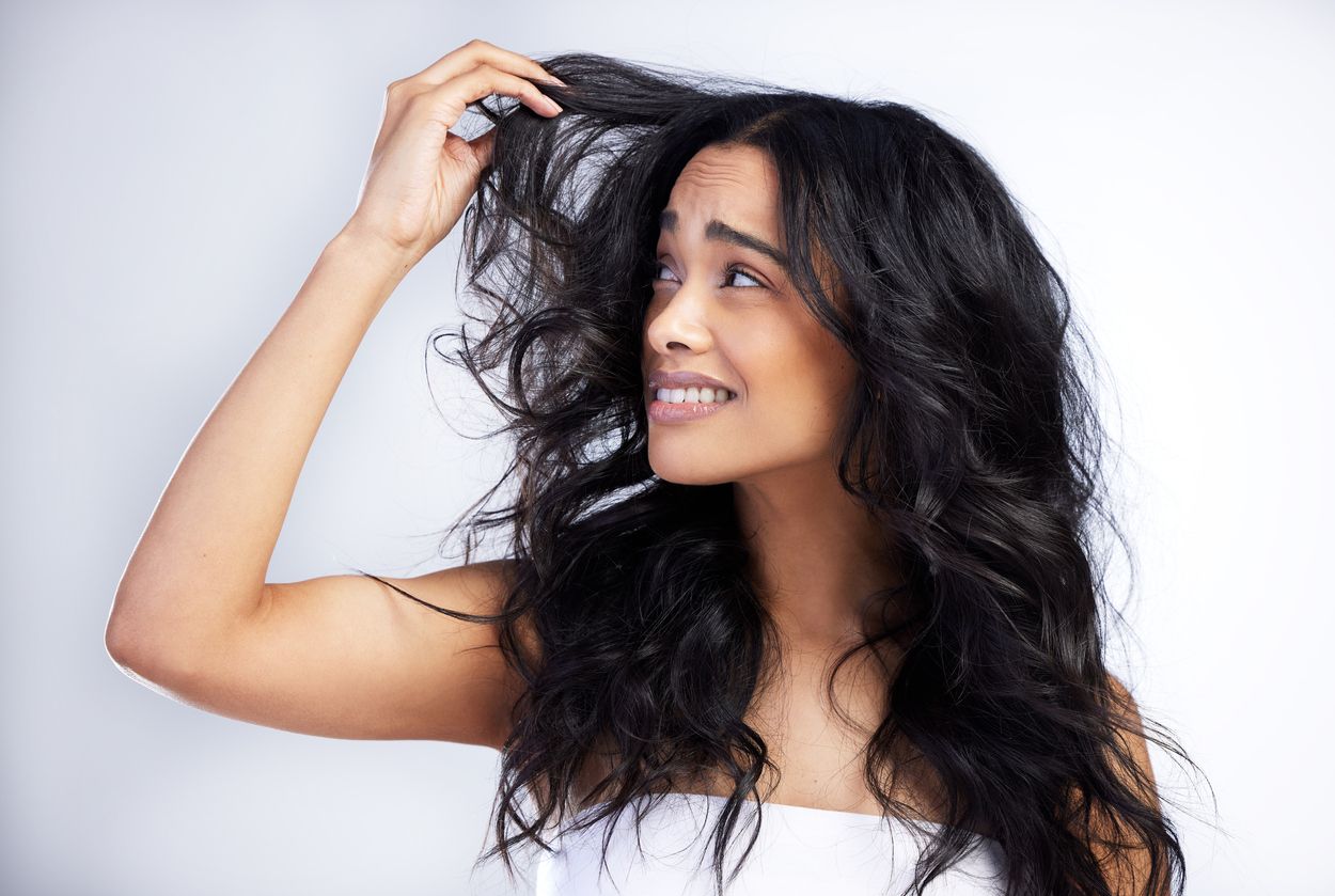 Dikenal mampu melembapkan bibir, simak manfaat petroleum jelly untuk perawatan rambut frizzy. Cek selengkapnya!