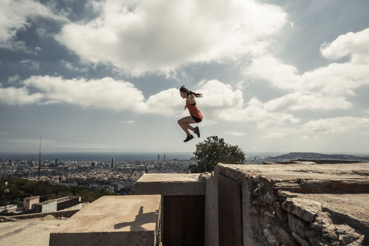 Berikut ini lima manfaat bermain parkour yang jadi olahraaga ekstrem, mulai dari melatih seluruh tubuh hingga kardiovaskulat