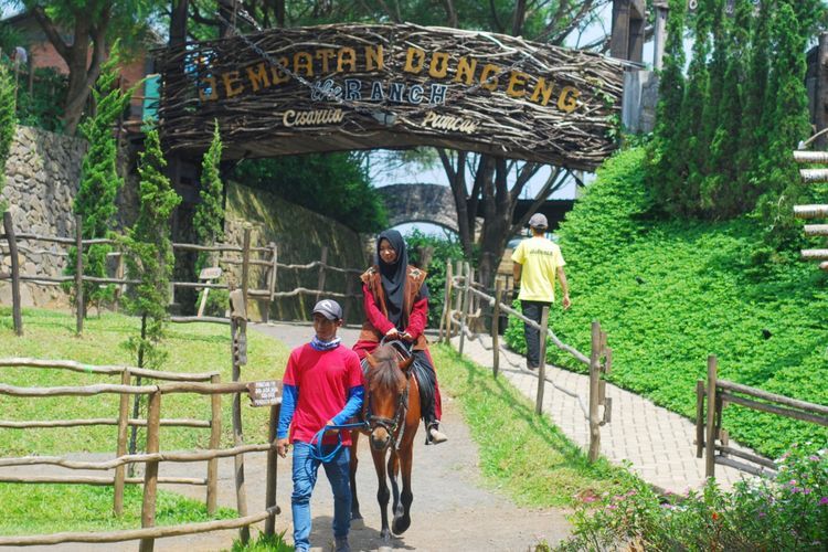 Berikut ini tiga tips berkunjung ke hidden gem The Ranch Puncak yang jadi lokasi untuk naik kuda, simak selengkapnya!
