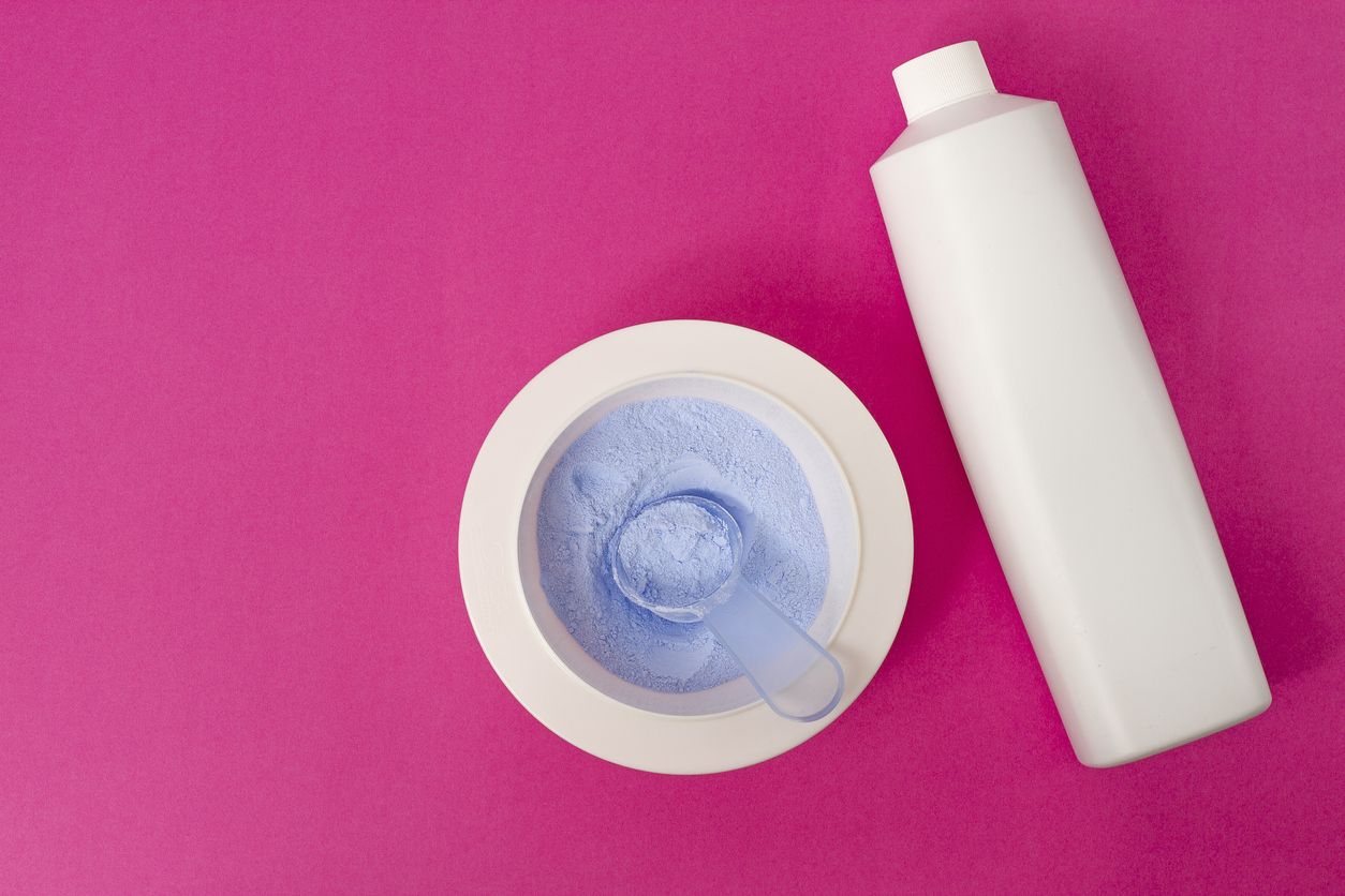 Berikut ini tiga tips bleaching rambut di rumah dengan aman. Jangan lupa pakai aluminium foil agar hasilnya optimal!