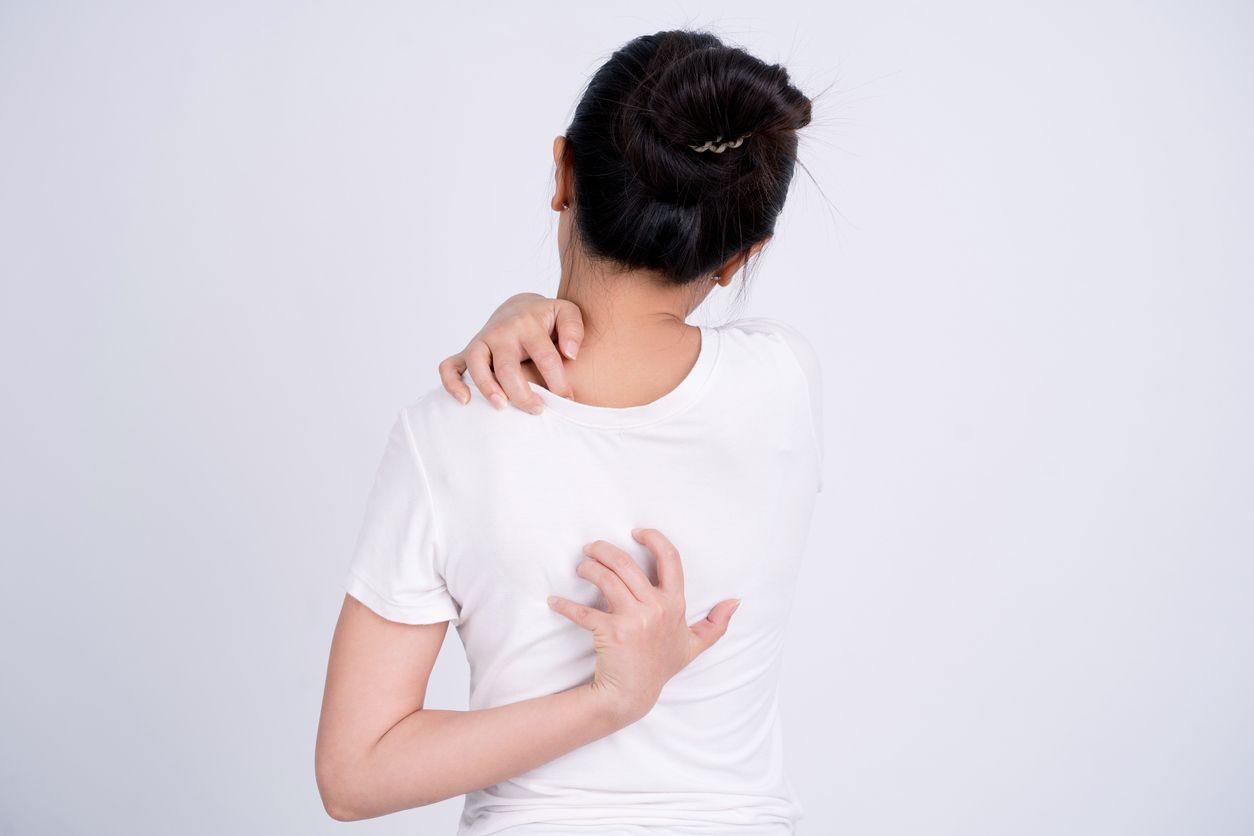 Tampil lebih percaya diri, simak berbagai tips mencegah jerawat punggung berikut. Salah satunya ganti baju setelah berkeringat!